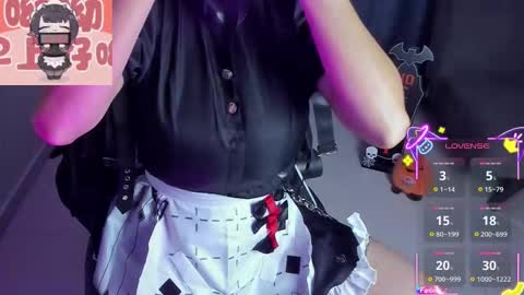 Snapshot of roxy_clark chatting on October 31, 9:10 am Annah online show from October 31, 9:10 am