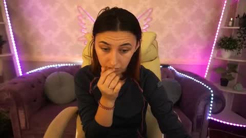 Snapshot of roxy_rayy chatting on December 7, 3:47 am roxy_rayy online show from December 7, 3:47 am
