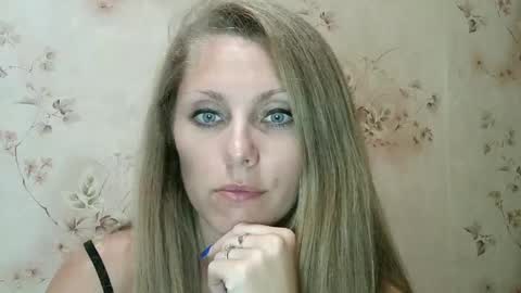 Snapshot of roxyfox18x01 chatting on September 19, 7:47 pm roxyfox18x01 online show from September 19, 7:47 pm