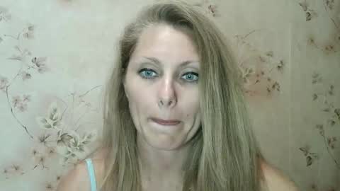 Snapshot of roxyfox18x01 chatting on September 21, 7:26 pm roxyfox18x01 online show from September 21, 7:26 pm