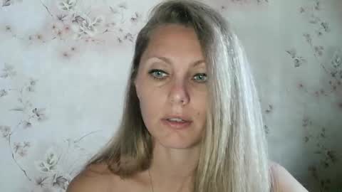 Snapshot of roxyfox18x01 chatting on September 26, 6:39 am roxyfox18x01 online show from September 26, 6:39 am