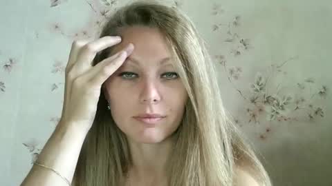 Snapshot of roxyfox18x01 chatting on September 29, 6:18 am roxyfox18x01 online show from September 29, 6:18 am