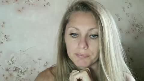 Snapshot of roxyfox18x01 chatting on September 30, 6:40 am roxyfox18x01 online show from September 30, 6:40 am