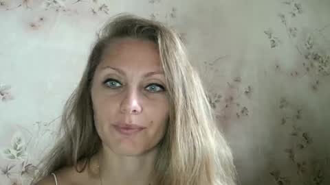 Snapshot of roxyfox18x01 chatting on October 2, 7:15 am roxyfox18x01 online show from October 2, 7:15 am