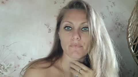 Snapshot of roxyfox18x01 chatting on October 6, 6:33 am roxyfox18x01 online show from October 6, 6:33 am