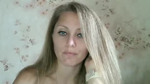 Snapshot of roxyfox18x01 chatting on October 7, 5:59 am roxyfox18x01 online show from October 7, 5:59 am