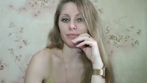 Snapshot of roxyfox18x01 chatting on December 14, 8:52 am roxyfox18x01 online show from December 14, 8:52 am