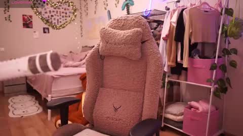 roxysuh online show from February 11, 7:02 am