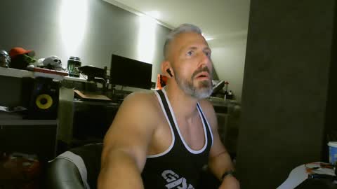 Chico que rico Caliente online show from December 31, 9:17 pm