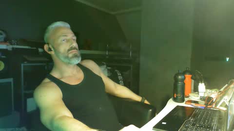 Chico que rico Caliente online show from February 20, 2:41 am