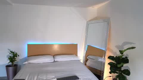  R U S S E L L  online show from September 11, 7:58 pm