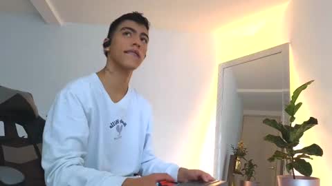  R U S S E L L  online show from September 30, 11:26 am