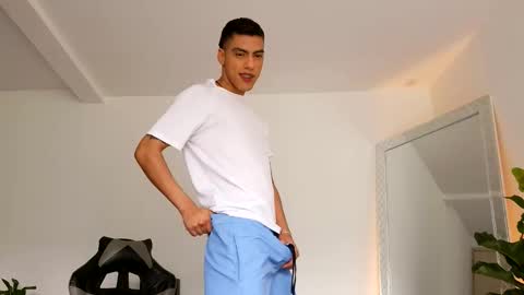  R U S S E L L  online show from October 11, 3:54 pm