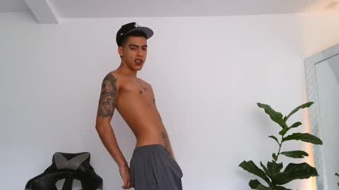  R U S S E L L  online show from November 8, 1:33 pm