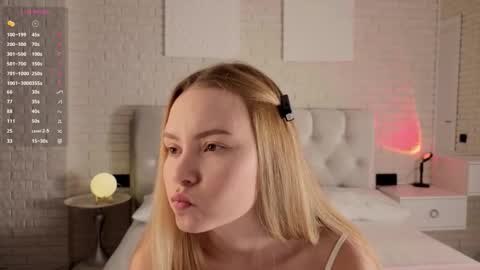 Snapshot of ruta_meow chatting on November 15, 8:27 pm Ruta prize for the new fan club members hehe online show from November 15, 8:27 pm