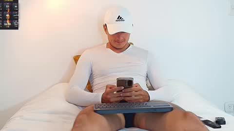 Snapshot of ryamcoast chatting on November 3, 10:42 pm Sr Coast online show from November 3, 10:42 pm