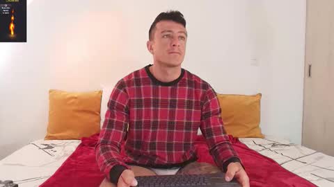 Snapshot of ryamcoast chatting on November 30, 2:32 pm Sr Coast online show from November 30, 2:32 pm