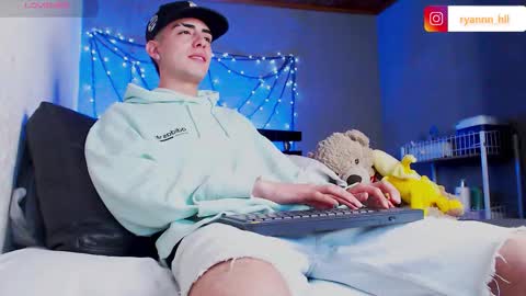 Snapshot of ryannhill_ chatting on November 7, 4:45 am Ryannhill online show from November 7, 4:45 am