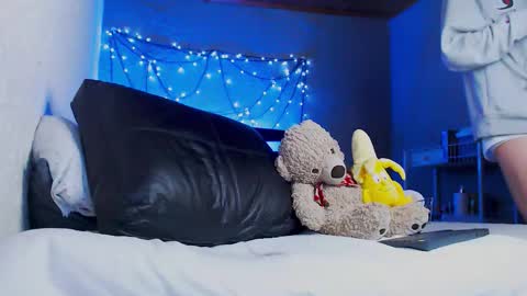 Snapshot of ryannhill_ chatting on November 18, 7:24 am Ryannhill online show from November 18, 7:24 am