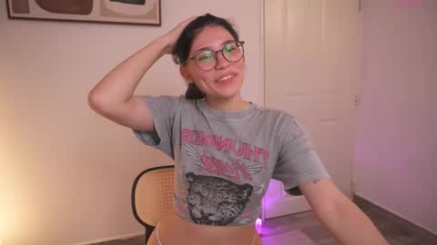 Snapshot of sadelune chatting on February 15, 7:51 am An online show from February 15, 7:51 am