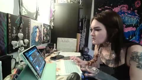 salemsslut online show from February 3, 1:19 pm