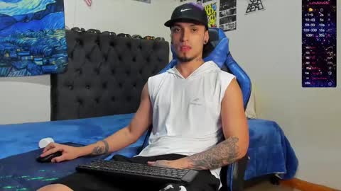 Snapshot of salvatore_dereck chatting on December 6, 1:18 am online show from December 6, 1:18 am