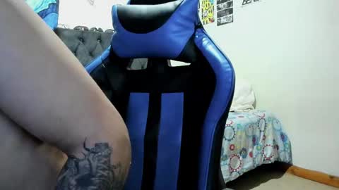 Snapshot of salvatore_dereck chatting on February 19, 12:57 am online show from February 19, 12:57 am