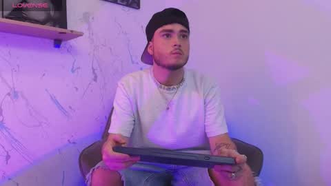 Snapshot of salvatore_muller chatting on November 3, 9:59 pm Salvatore  online show from November 3, 9:59 pm