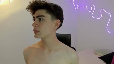 Snapshot of sam_clarkk chatting on November 9, 11:03 pm Sam Clark online show from November 9, 11:03 pm