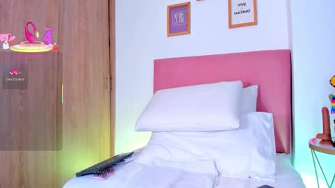 Snapshot of samanthaheinz chatting on October 21, 8:31 pm V A N E S S A online show from October 21, 8:31 pm