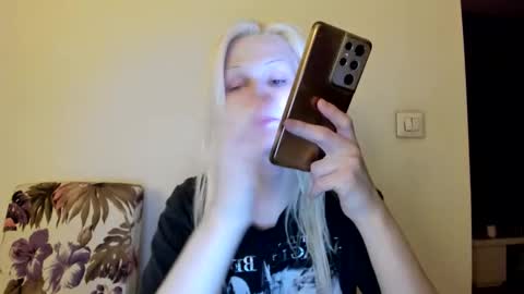 Snapshot of samanthamiasnik1 chatting on December 17, 3:18 pm Samantha online show from December 17, 3:18 pm