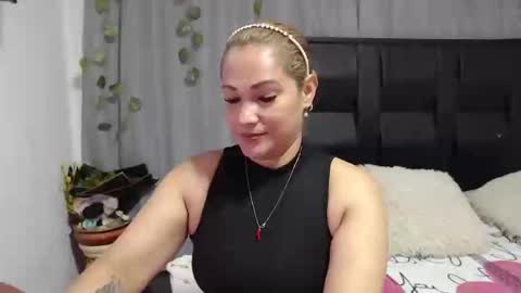 Snapshot of samira_lennox chatting on September 20, 5:25 pm SAMIRA online show from September 20, 5:25 pm