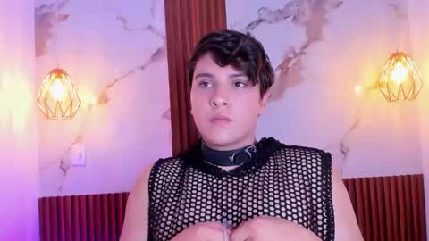 Snapshot of samlopez1 chatting on November 18, 3:23 am Sam online show from November 18, 3:23 am