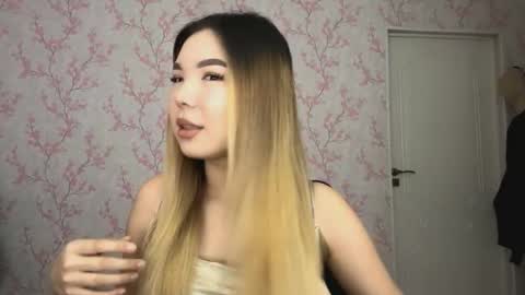 Snapshot of sammiesilvis chatting on February 23, 7:17 am Elina online show from February 23, 7:17 am