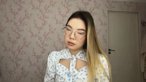 Snapshot of sammiesilvis chatting on March 4, 9:04 am Elina online show from March 4, 9:04 am