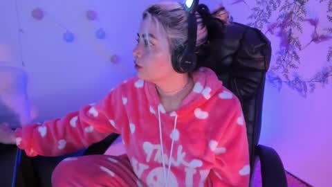 Snapshot of sammysammy_ chatting on February 6, 4:21 am online show from February 6, 4:21 am