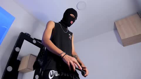 Snapshot of samuel_suarez chatting on October 6, 12:41 am online show from October 6, 12:41 am