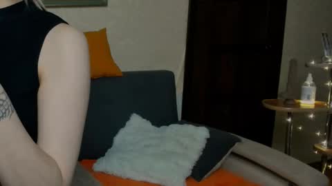 Snapshot of samyscott chatting on November 6, 9:21 am SamyScott online show from November 6, 9:21 am