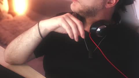 Snapshot of sanders_white chatting on March 1, 2:37 am Sanders online show from March 1, 2:37 am