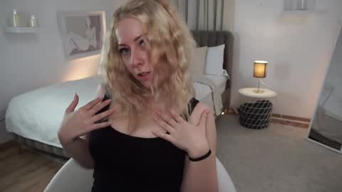 Snapshot of sandraa_cole chatting on September 24, 4:32 pm Szandra online show from September 24, 4:32 pm