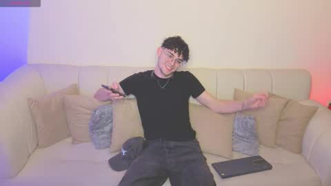 Snapshot of sandro_vitali chatting on October 12, 10:09 pm sandro_vitali online show from October 12, 10:09 pm