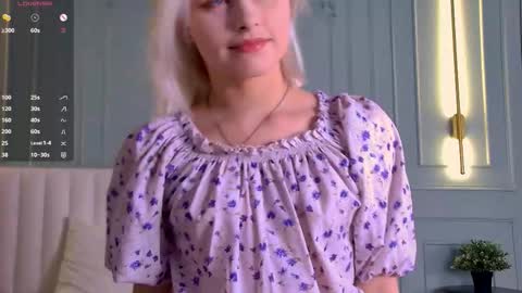 Snapshot of sandyshayes chatting on December 4, 6:01 am Sandy online show from December 4, 6:01 am