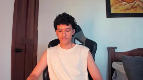 Snapshot of santi_twink19 chatting on October 25, 9:53 pm santi_twink19 online show from October 25, 9:53 pm