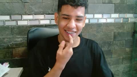 Snapshot of santiago_foxx chatting on November 1, 10:23 pm santi online show from November 1, 10:23 pm