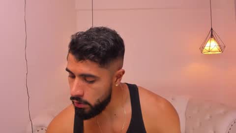 Snapshot of santiago_huntt chatting on December 6, 8:18 pm santiago_huntt online show from December 6, 8:18 pm