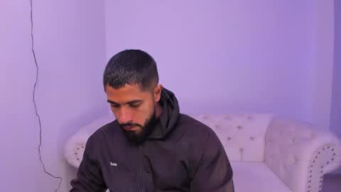 Snapshot of santiago_huntt chatting on December 27, 2:58 am santiago_huntt online show from December 27, 2:58 am