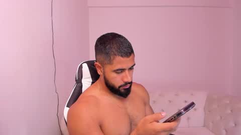 Snapshot of santiago_huntt chatting on February 5, 11:55 am santiago_huntt online show from February 5, 11:55 am