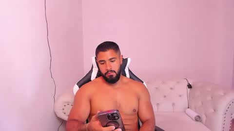 Snapshot of santiago_huntt chatting on February 14, 11:42 pm santiago_huntt online show from February 14, 11:42 pm