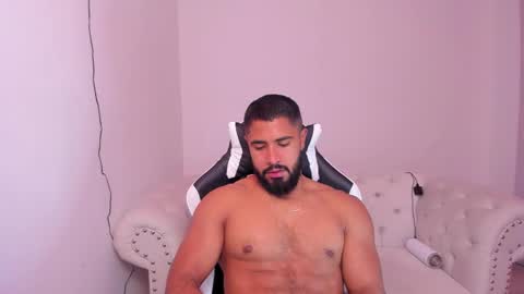 Snapshot of santiago_huntt chatting on February 15, 12:33 pm santiago_huntt online show from February 15, 12:33 pm