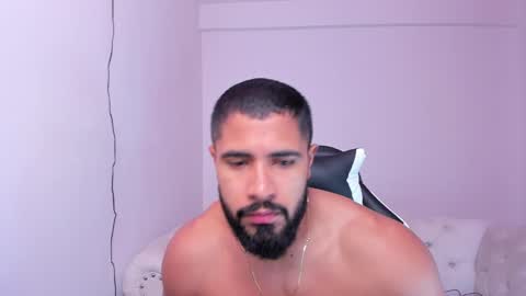 Snapshot of santiago_huntt chatting on February 21, 12:28 pm santiago_huntt online show from February 21, 12:28 pm